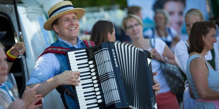 Deutsche Musik vom Edelweissprinz und Gössl beim lustigen Dirndlflugtag in Tutzing